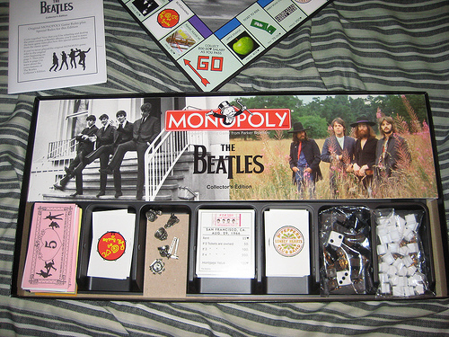 Intérieur de la boîte du Monopoly The Beatles (version 1)
